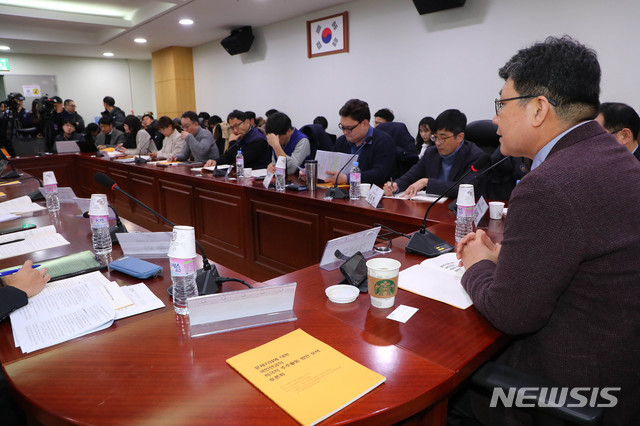 [서울=뉴시스] 장세영 기자 = 민주사회를 위한 변호사 모임 부회장 김남근 변호사가 14일 서울 여의도 국회 의원회관에서 열린 문제기업에 대한 국민연금의 적극적 주주활동 방안 모색 토론회에 참석해 토론회를 진행하고 있다. 2020.01.14. photothink@newsis.com