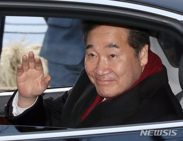 [서울=뉴시스] 전진환 기자 = 퇴임하는 이낙연 국무총리가 14일 오후 서울 종로구 정부서울청사에서 직원들의 환송을 받으며 차에 올라 손을 흔들며 떠나고 있다. 2020.01.14.&nbsp; amin2@newsis. 