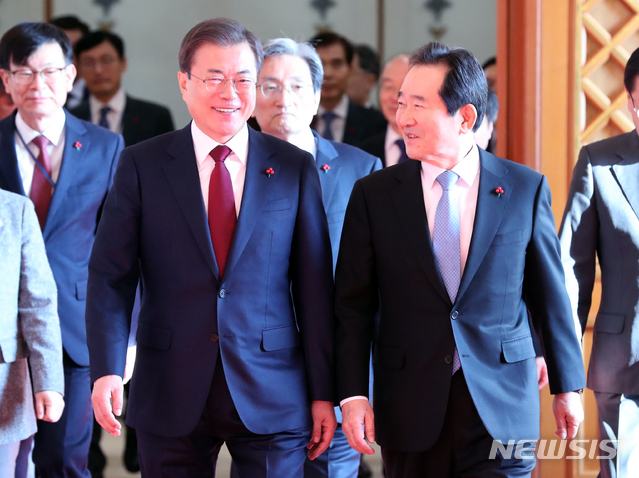 [서울=뉴시스]박영태 기자 = 문재인 대통령과 정세균 신임 총리가 지난해 1월14일 청와대 본관에서임명장 수여식을 마친 뒤 환담장으로 이동하고 있다. 2020.01.14.since1999@newsis.com