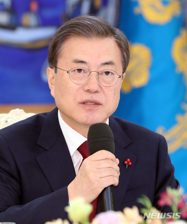 [서울=뉴시스]박영태 기자 = 문재인 대통령이 14일 청와대 본관에서 정세균 신임 국무총리에게 임명장을 수여한 후 환담장으로 이동해 발언하고 있다. 2020.01.14.&nbsp; since1999@newsis.com