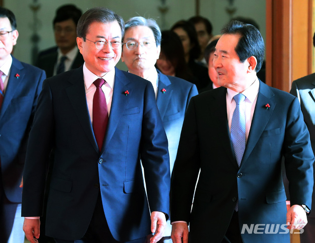 [서울=뉴시스]박영태 기자 = 문재인 대통령이 14일 청와대 본관에서 정세균 신임 국무총리에게 임명장을 수여한 후 함께 환담장으로 이동하고 있다. 2020.01.14. since1999@newsis.com