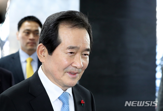 [서울=뉴시스] 전진환 기자 = 정세균 신임 국무총리가 14일 오후 서울 종로구 정부서울청사에 들어서고 있다. 2020.01.14.     amin2@newsis.com