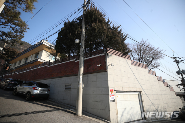 [서울=뉴시스] 조수정 기자 = 군이 옛 국군기무사령관(현 군사안보지원사령관) 공관을 38년만에 민간 매각하기로 결정, 공개 입찰에 들어갔다. 14일 오후 현장 설명회가 열린 서울 종로구 청운동 공관 입구 모습이다. 박근혜 정권 촛불집회 당시 계엄문건 작성 지시를 받았던 조현천 전 기무사령관이 해외 도피 전까지 거주했다고 군 관계자는 설명했다. 매각 예정가는 56억원에 달한다. 2020.01.14. chocrystal@newsis.com