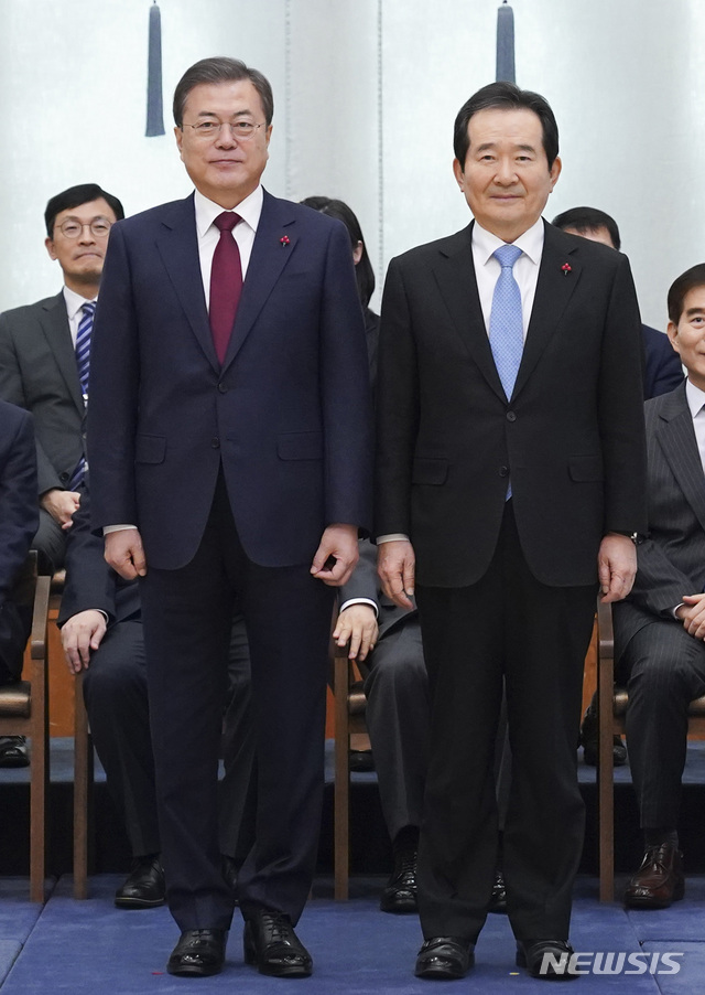 [서울=뉴시스]박영태 기자 = 문재인 대통령과 정세균 신임 국무총리가 14일 청와대 본관에서 열린 임명장 수여식에 참석해 기념촬영을 하고 있다. 2020.01.14.  since1999@newsis.com