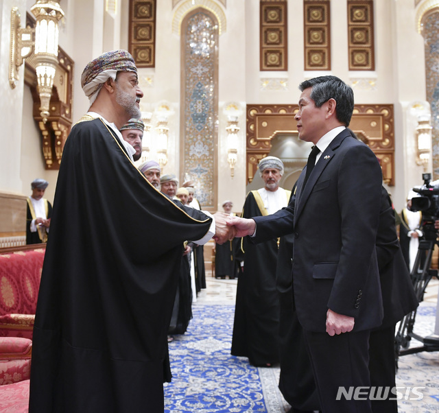 [서울=뉴시스] 이영환 기자 = 오만 카부스 국왕 서거 정부 조문사절단 단장인 정경두 국방부 장관이 14일 오전(현지시각) 오만 알 알람 왕궁에서 하이쌈 신임 오만 국왕에게 문재인 대통령의 애도 뜻을 전하고 있다. (사진=외교부 제공) 2020.11.28. photo@newsis.com
