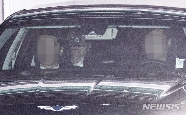 [서울=뉴시스]김병문 기자 = 윤석열 검찰총장이 14일 오후 서울 서초구 대검찰청에서 차량으로 퇴근하고 있다. 2020.01.14.  dadazon@newsis.com