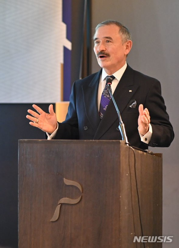 [서울=뉴시스]박미소 기자 = 해리 해리스 주한미국대사가 14일 서울 중구 더플라자호텔에서 열린 '2020 신년 세미나, K-POP과 이노베이션(Innovation)'에서 축사를 하고 있다.(사진=한국국제교류재단 제공) 2020.01.14.&nbsp; photo@newsis.com