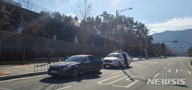 [서울=뉴시스]KT 연구원들이 대구시 알파시티 주변에 구축한 28GHz 기지국을 사용해 28GHz 단말을 탑재한 5G 자율주행자동차를 무선 연동 테스트중이다. (사진=KT 제공) 2020.01.15