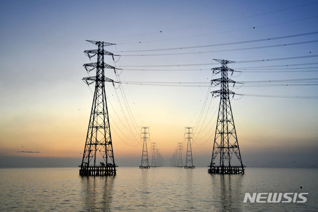 안산 시화호에 설치돼 345kV 신시흥 영흥 송전선로 철탑.(안산시 제공) 