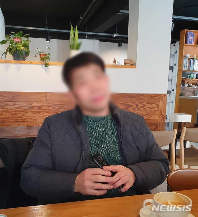 [청주=뉴시스] 조성현 기자 = 이춘채 연쇄살인 8차 사건의 범인으로 지목돼 20여년 간 수감생활을 한 윤모(52)씨가 15일 충북 청주시 서원구의 카페에서 재심과 관련한 이야기를 하고 있다. 2020.01.15. jsh0128@newsis.com