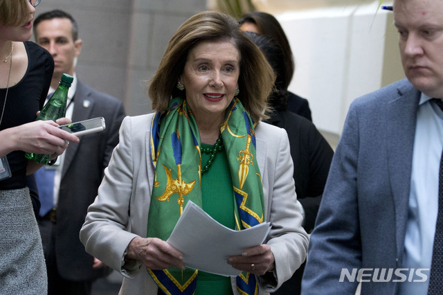 [워싱턴=AP/뉴시스]낸시 펠로시 미 하원의장(민주당)이 14일(현지시간) 당원들과 만나기 위해 미 워싱턴 국회의사당에 도착했다. 하원은 15일 도널드 트럼프 대통령에 대해 권력남용과 의회방해 혐의를 적용한 탄핵소추의 상원 송부를 표결할 예정이다. 2020.1.15