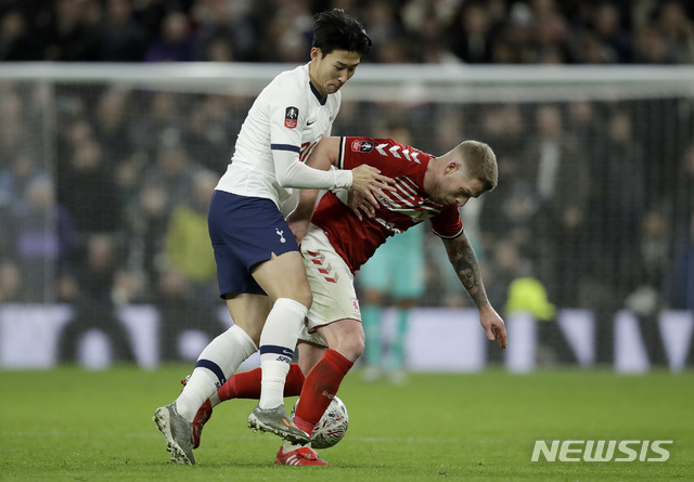 [런던=AP/뉴시스]공 다투는 손흥민(왼쪽). 2020.01.15.