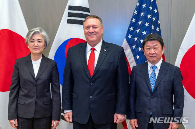 [서울=뉴시스]강경화(왼쪽부터) 외교부 장관과 마이크 폼페이오 장관, 모테기 도시미쓰 외무상이 지난달 14일(현지시각) 미국 캘리포니아 팰로앨토에서 열린 한·미·일 외교장관회의에서 기념촬영 하고 있다. (사진=폼페이오 트위터 캡처) 2020.01.15.photo@newsis.com