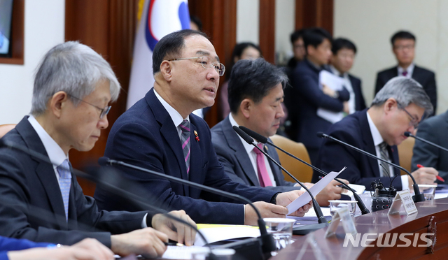 [서울=뉴시스]전신 기자 = 홍남기 경제부총리 겸 기획재정부 장관이 15일 서울 종로구 정부서울청사에서 열린 제1차 혁신성장전략회의를 주재하고 있다. 2020.01.15. photo1006@newsis.com