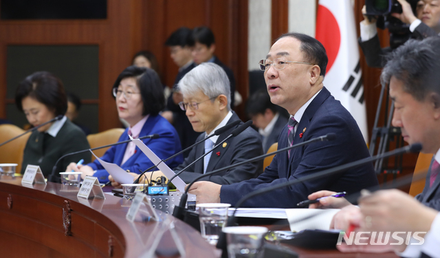 [서울=뉴시스]전신 기자 = 홍남기 경제부총리 겸 기획재정부 장관이 15일 서울 종로구 정부서울청사에서 열린 제1차 혁신성장전략회의를 주재하고 있다. 2020.01.15.&nbsp; photo1006@newsis.com