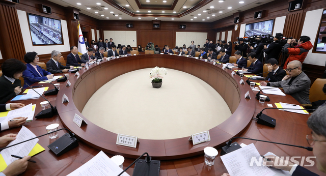 [서울=뉴시스]전신 기자 = 홍남기 경제부총리 겸 기획재정부 장관이 15일 서울 종로구 정부서울청사에서 열린 제1차 혁신성장전략회의를 주재하고 있다. 2020.01.15. photo1006@newsis.com