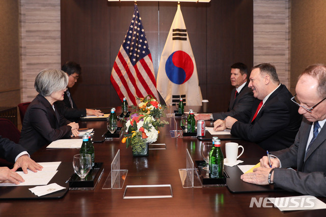 [서울=뉴시스] 강경화(왼쪽) 외교부 장관이 14일(현지시각) 미국 캘리포니아 팰로앨토에서 열린 한·미 외교장관 회담에 참석해 마이크 폼페이오(오른쪽 두번째) 미국 국무부 장관과 대화하고 있다. (사진=외교부 제공) 2020.01.15.&nbsp; photo@newsis.com 