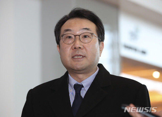 [인천공항=뉴시스] 고범준 기자 = 이도훈 외교부 한반도평화교섭본부장이 한미 북핵 수석대표 협의를 위해 15일 오전 인천국제공항 제2여객터미널을 통해 미국 워싱턴으로 출국하기 전 취재진 질문에 답변하고 있다. 2020.01.15.&nbsp; bjko@newsis.com