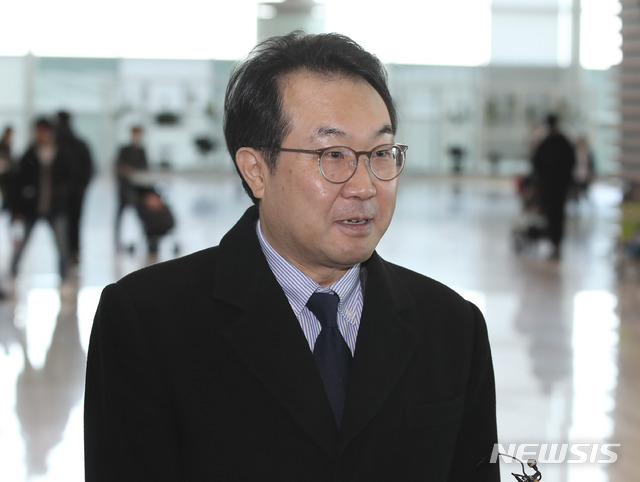 [인천공항=뉴시스] 고범준 기자 = 이도훈 외교부 한반도평화교섭본부장이 한미 북핵 수석대표 협의를 위해 15일 오전 인천국제공항 제2여객터미널을 통해 미국 워싱턴으로 출국하기 전 취재진 질문에 답변하고 있다. 2020.01.15. bjko@newsis.com