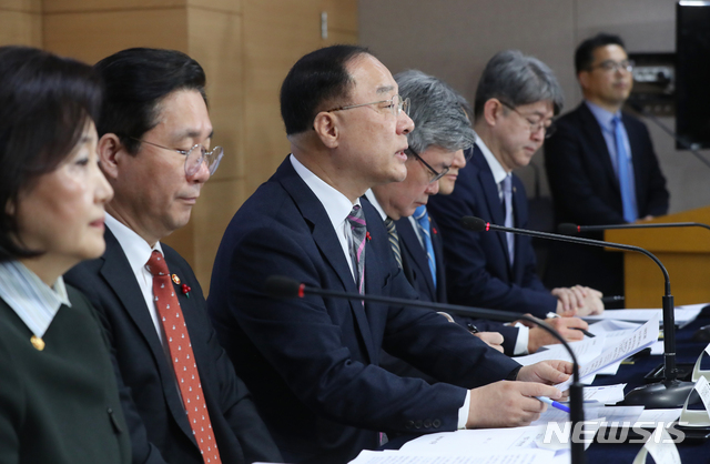 [서울=뉴시스]전신 기자 = 홍남기 경제부총리 겸 기획재정부 장관이 15일 서울 종로구 정부서울청사에서 2019년 고용동향 및 향후 정책방향 관련 합동브리핑을 하고 있다. 2020.01.15.  photo1006@newsis.com