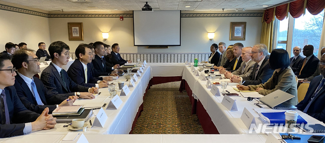 [서울=뉴시스]정은보 한·미 방위비분담협상대사와 제임스 드하트 미 국무부 방위비분담협상대표(정치군사국 선임보좌관)가 14일(현지시간) 미국 워싱턴 D.C.에서 열린 한·미 방위비분담특별협정 체결을 위한 6차 회의에 참석해 기념촬영을 하고 있다. (사진=외교부 제공) 2020.01.15.&nbsp; photo@newsis.com