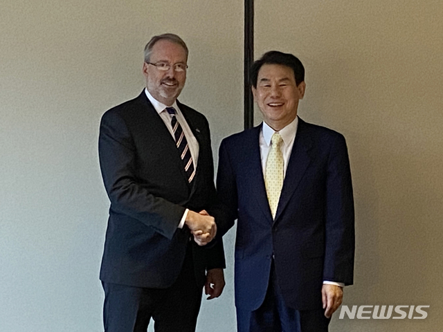 [서울=뉴시스]정은보 한·미 방위비분담협상대사와 제임스 드하트 미 국무부 방위비분담협상대표가 지난 14일(현지시간) 미국 워싱턴 D.C.에서 열린 한·미 방위비분담특별협정 6차 회의에 참석해 기념촬영 하고 있다. (사진=외교부 제공) 2020.01.15. photo@newsis.com