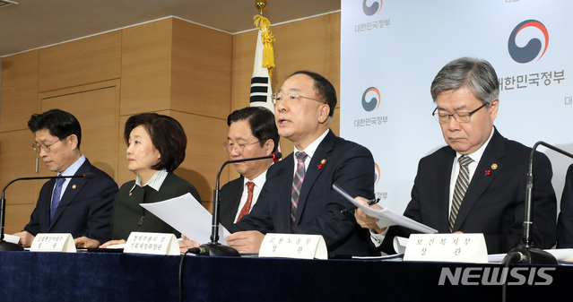 [서울=뉴시스]전신 기자 = 홍남기 경제부총리 겸 기획재정부 장관이 15일 서울 종로구 정부서울청사에서 2019년 고용동향 및 향후 정책방향 관련 합동브리핑을 하고 있다. 2020.01.15. photo1006@newsis.com