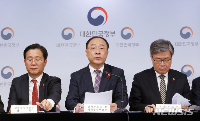 [서울=뉴시스]전신 기자 = 홍남기 경제부총리 겸 기획재정부 장관이 15일 서울 종로구 정부서울청사에서 2019년 고용동향 및 향후 정책방향 관련 합동브리핑을 하고 있다. 2020.01.15.&nbsp; photo1006@newsis.com