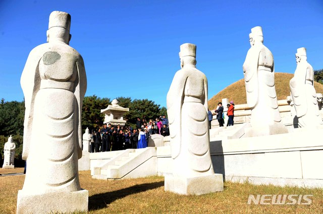 [서울=뉴시스] 태조 현릉을 찾은 북한 관광객들이 해설사의 설명을 들으며, 휴대폰으로 촬영하고 있다. (사진=평화경제연구소 제공) 2020.01.18.photo@newsis.com