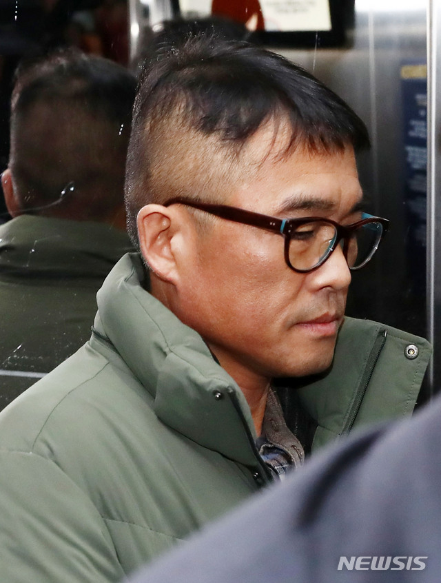 [서울=뉴시스]홍효식 기자 = 유흥업소 성폭행 혐의를 받는 가수 김건모가 15일 오전 서울 강남경찰서에 피고소인 조사를 받기 위해 출석하고 있다. 2020.01.15. yesphoto@newsis.com