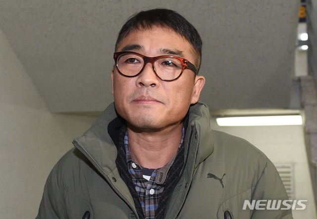 [서울=뉴시스]홍효식 기자 = 가수 김건모가 성폭행 혐의 조사를 받기 위해 15일 오전 서울 강남경찰서에 출석하고 있다. 2020.01.15. photo@newsis.com