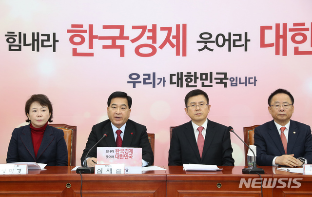 [서울=뉴시스] 고승민 기자 = 심재철 자유한국당 원내대표가 15일 서울 여의도 국회에서 열린 당대표-최고위원-중진의원 연석회의에서 발언하고 있다. 2020.01.15.kkssmm99@newsis.com