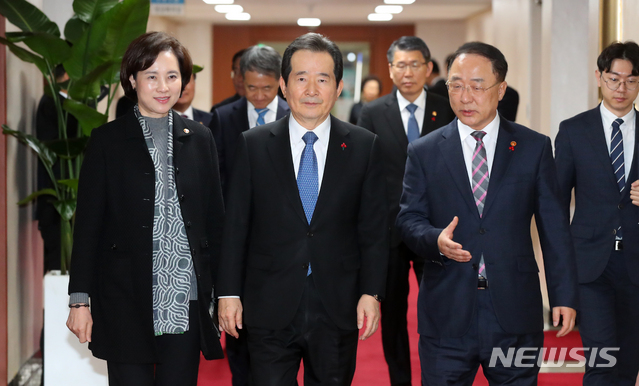 [서울=뉴시스]전신 기자 = 정세균 국무총리가 15일 서울 종로구 정부서울청사에서 열린 국무회의를 주재하고 있다. 2020.01.15.&nbsp; photo1006@newsis.com