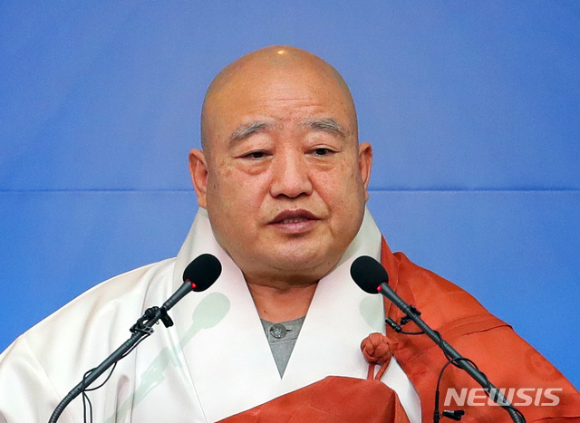 [서울=뉴시스]김근현 기자 = 조계종 총무원장 원행스님이 15일 오전 서울 종로구 조계종에서 열린 신년기자회견에서 발언하고 있다. 2020.01.15.khkim@newsis.com