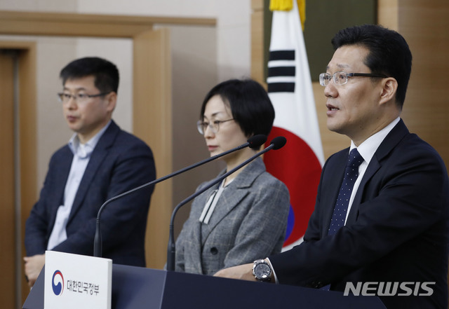 [서울=뉴시스] 최동준 기자 = 임인택 보건복지부 보건산업정책국장이 15일 서울 세종로 정부서울청사 별관에서 바이오헬스 핵심 규제 개선 방안 관계부처 브리핑을 하고 있다. 2020.01.15. photocdj@newsis.com