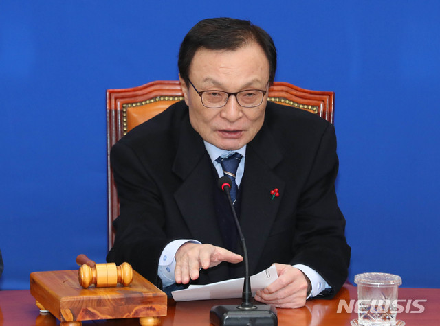 [서울=뉴시스] 장세영 기자 = 이해찬 더불어민주당 원내대표가 15일 서울 여의도 국회에서 열린 더불어민주당 최고위원회의에 참석해 현안관련 발언을 하고 있다. 2020.01.15.&nbsp; photothink@newsis.com