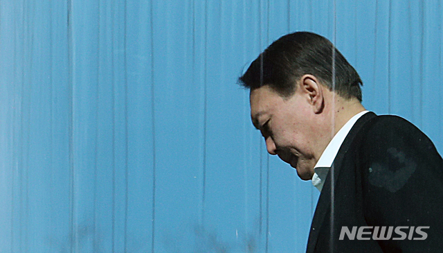 [서울=뉴시스]박주성 기자 = 윤석열 검찰총장이 지난 1월15일 오전 서울 서초구 대검찰청 구내식당으로 점심식사를 위해 이동하고 있다. 2020.01.15. park7691@newsis.com