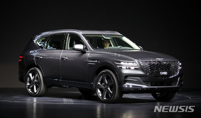 [고양=뉴시스]김선웅 기자 = 제네시스 브랜드가 15일 경기 고양시 킨텍스에서 첫 번째 스포츠유틸리티차량(SUV) 'GV80'을 선보이고 있다. 2020.01.15.&nbsp; mangusta@newsis.com
