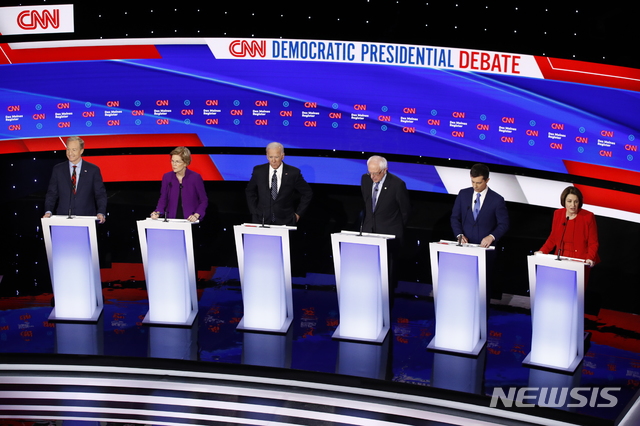 [디모인=AP/뉴시스]2020년 미 대선 민주당 경선 후보 6명이 14일(현지시간) 아이오와주 디모인에서 열린 마지막 TV토론을 진행하고 있다. 사진은 왼쪽부터 사업가 톰 스테이어, 엘리자베스 워런 상원의원, 조 바이든 전 부통령, 버니 샌더스 상원의원, 피트 부티지지 인디애나주 사우스벤드 시장, 에이미 클로버샤 상원의원. 2020.1.15 