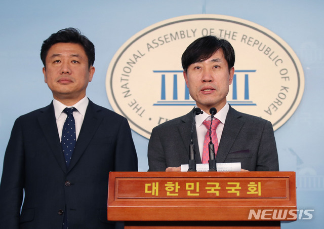 [서울=뉴시스] 김진아 기자 = 하태경 새로운보수당 책임대표가 15일 서울 여의도 국회 정론관에서 혁신통합 관련 기자회견을 하고 있다. 2020.01.15.&nbsp; bluesoda@newsis.com