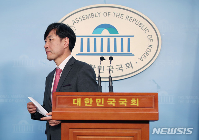 [서울=뉴시스] 김진아 기자 = 하태경 새로운보수당 책임대표가 15일 서울 여의도 국회 정론관에서 혁신통합 관련 기자회견을 하고 있다. 2020.01.15.&nbsp; bluesoda@newsis.com