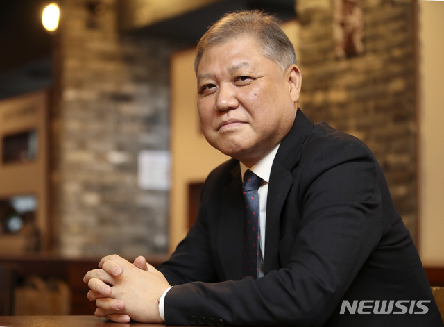 [서울=뉴시스] 고범준 기자 = 권일용 프로파일러가 지난 15일 오후 서울 마포구 한 카페에서 드론과 관련해 뉴시스와 인터뷰를 마치고 포즈를 취하고 있다. 2020.01.15. bjko@newsis.com