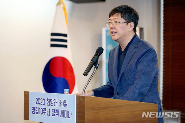 [서울=뉴시스]김병문 기자 = 김홍걸 민족화해협력범국민협의회 대표상임의장이 15일 오후 서울 중구 한국프레스센터에서 열린 '2020 희망래일 창립10주년 정책 세미나 평화경제시대를 선도하는 동해북부선의 역할과 미래상'에 참석해 축사를 하고 있다. 2020.01.15. dadazon@newsis.com