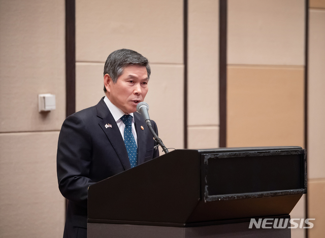 [서울=뉴시스]정경두 국방부 장관이 15일 서울 중구 밀레니엄 힐튼호텔에서 열린 제8회 크린스-브루킹스(KRINS-Brookings) 공동국제회의에서 축사를 하고 있다. (사진=국방부 제공) 2020.01.15. photo@newsis.com