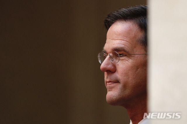 [로마=AP/뉴시스] 네덜란드의 마르크 뤼터 총리(사진)가 신종 코로나바이러스 감염증(코로나19) 사태로 요양원이 봉쇄돼 어머니 임종을 지키지 못한 사실이 뒤늦게 알려졌다. 사진은 지난 1월 이탈리아 로마에 방문한 뤼터 총리의 모습. 2020.5.26.