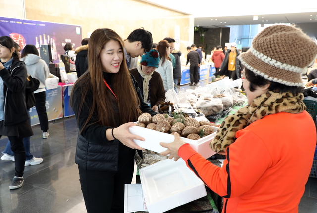 [서울=뉴시스] 삼성전자 평택사업장에서 설을 앞두고 열린 직거래 장터에서 삼성전자 임직원들이 자매마을과 중소기업이 생산한 농축수산물을 구매하고 있다.사진 삼성전자