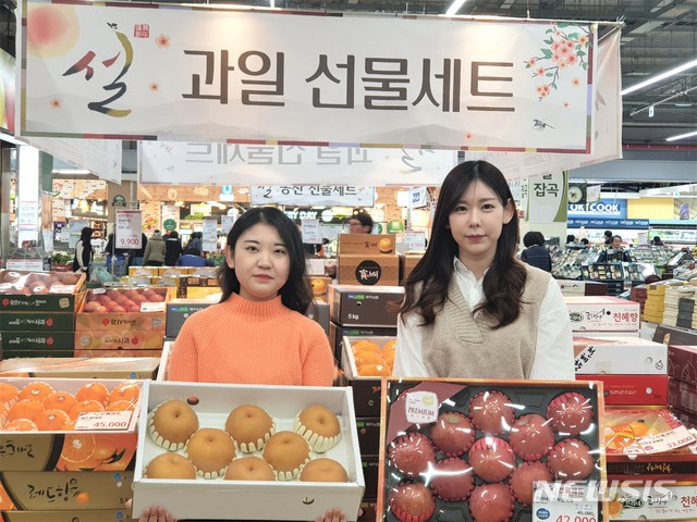 [울산=뉴시스] 조현철 기자 = 농협 울산농수산물종합유통센터(지사장 신우익)는 16일 설을 맞아 24일까지 설맞이 선물 대잔치 특별 할인행사를 진행한다. 2020.01.16. (사진=울산농협 제공) photo@newsis.com 