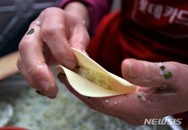 [대구=뉴시스]이무열 기자 = 대구 미성당 본점의 한 직원이 납작만두 빚는 방법을 보여주고 있다. 다 빚은 만두는 물에 삶아 한두 시간 불린다. 2020.01.29. lmy@newsis.com