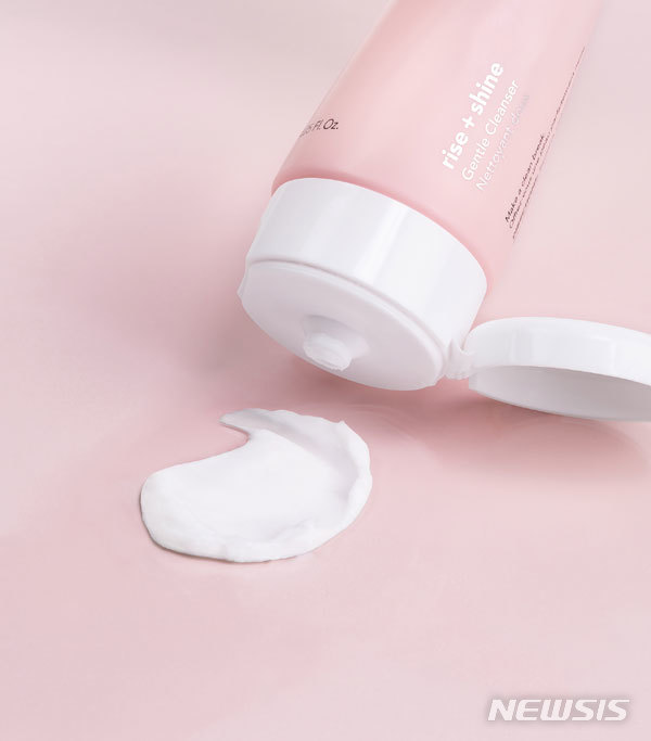 [서울=뉴시스] 라이즈+샤인 젠틀 클렌저(사진=‘새터데이 스킨’ 제공)