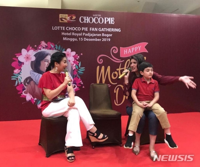 [서울=뉴시스] 롯데제과가 지난해 인도네시아 로얄 파자자란 호텔에서 초코파이 팬 개더링 행사를 개최했다. 